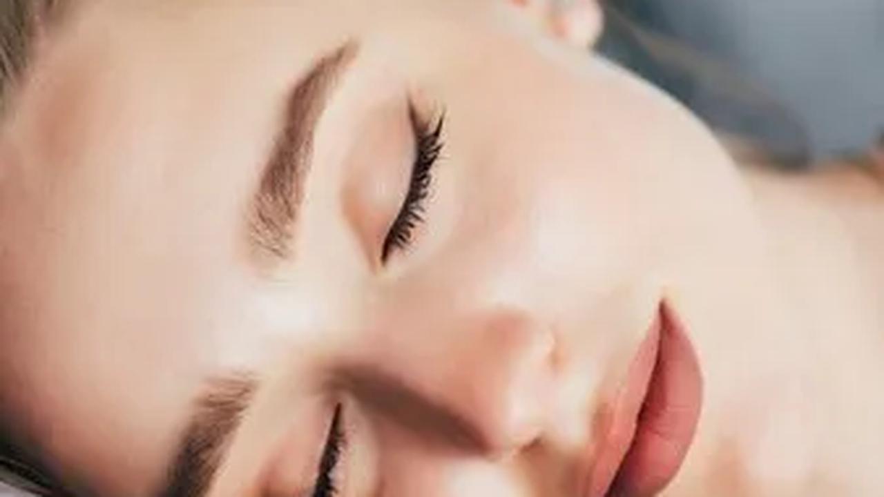 Tetaplah konsisten dengan rutinitas perawatan kulit malam hari untuk memastikan kulit tetap sehat dan terhindar dari bahaya tidur dengan makeup.