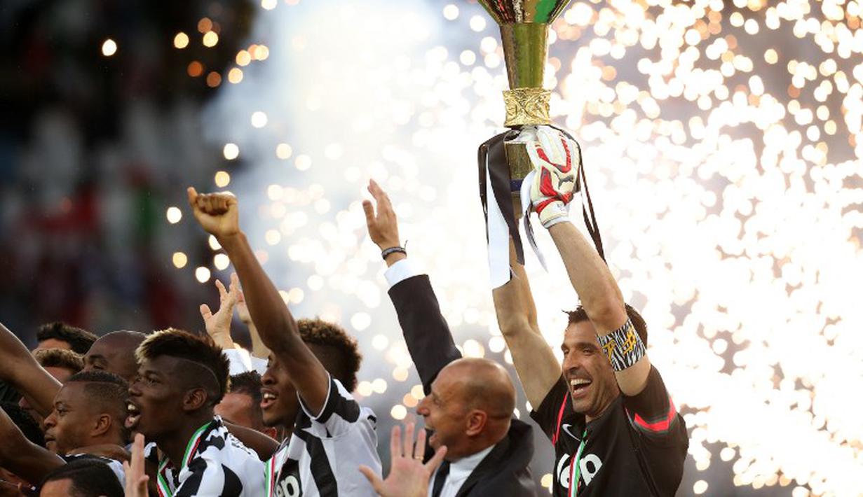 Kiper sekaligus kapten Gianluigi Buffon mengangkat scudetto bagi Juventus (AFP PHOTO / MARCO BERTORELLO)