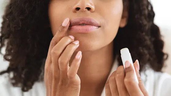 Cara Alami Mencerahkan Bibir Gelap, Kebiasaan Sehari-hari hingga Bahan Alami