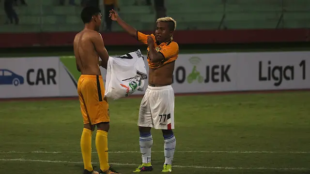 Pemain Bhayangkara FC, Dendy Sulistyawan, dan penggawa Persela Lamongan, Fahmi Al Ayyubi