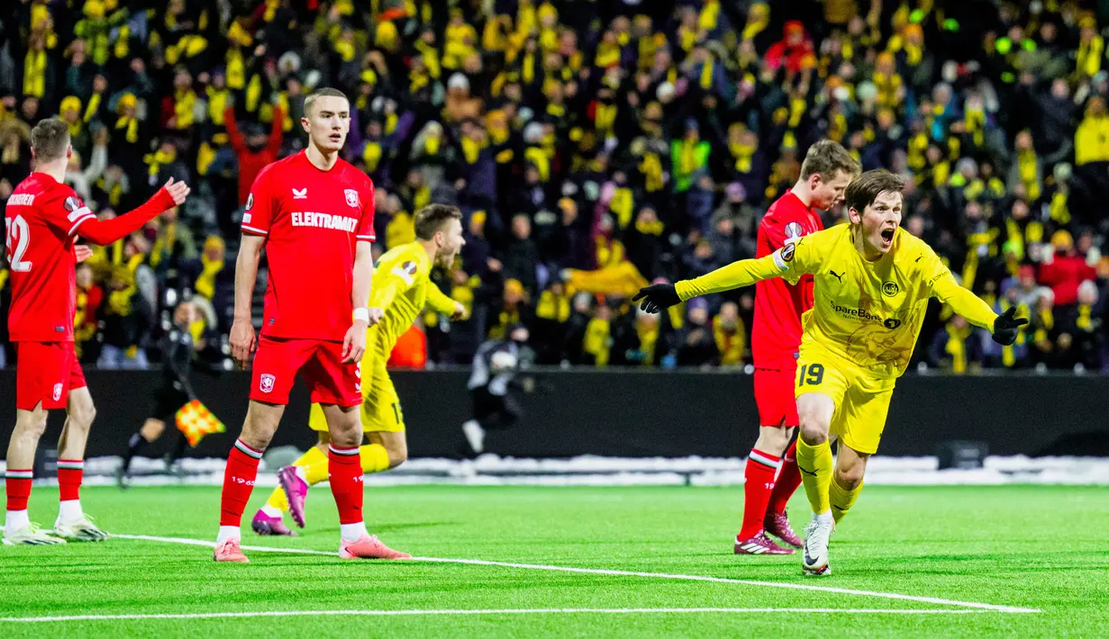 Diwarnai gol bunuh diri bek Timnas Indonesia, Mees Hilgers, FC Twente tersingkir dari Liga Europa kalah dengan agregat 4-6. (Fredrik Varfjell/NTB Scanpix via AP)