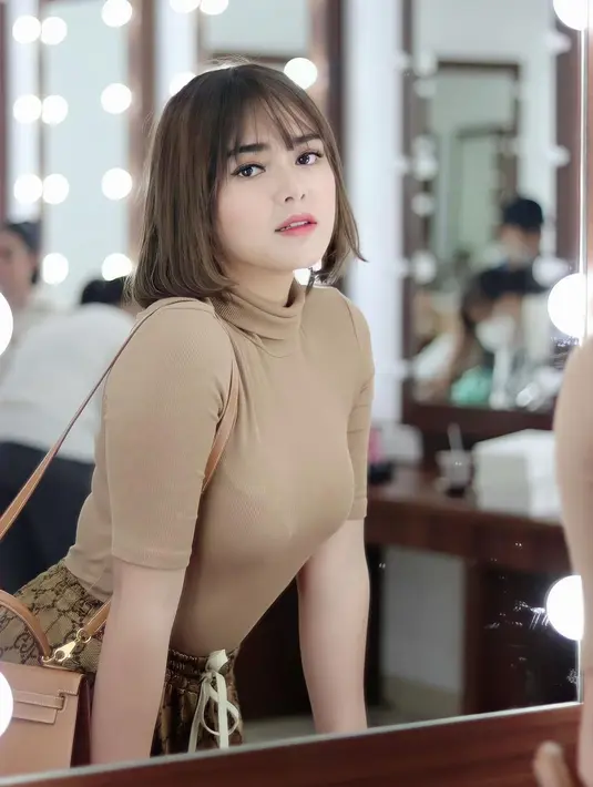 Jika bosan dengan warna rambutmu, Amanda Manopo memberi opsi untuk mewarnainya dan menambahkan poni (Foto: Instagram @amandamanopo)