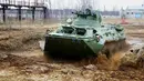 Tank buatan Rusia saat bermanuver diatas lumpur saat dilakukan percobaan di pabrik yang merakit kendaraan BTR (Bronetransportyor) atau kendaraan lapis bagi Militer Rusia. (englishrussia.com/E.Golovach)