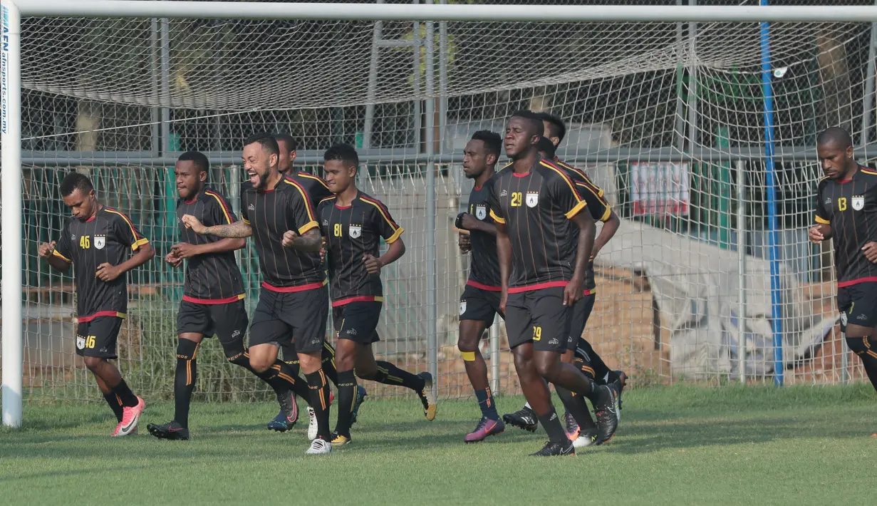 Para pemain Persipura Jayapura melakukan pemanasan sebelum berlatih di Lapangan ABC Senayan, Jakarta, (9/5/2018). Persipura akan bertandang kemarkas Persib Bandung 12 mei 2018. (Bola.com/Nick Hanoatubun)