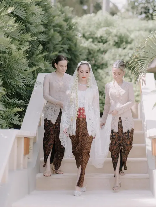 "Aku sangat terharu ketika @itsmebcl memintaku untuk menjadi salah satu pengiring pengantinnya. Aku langsung bilang ya dengan jelas," tulsi Aishah dalam keterangan fotonya  di Instagram. [Instagram/aishahjennifer]