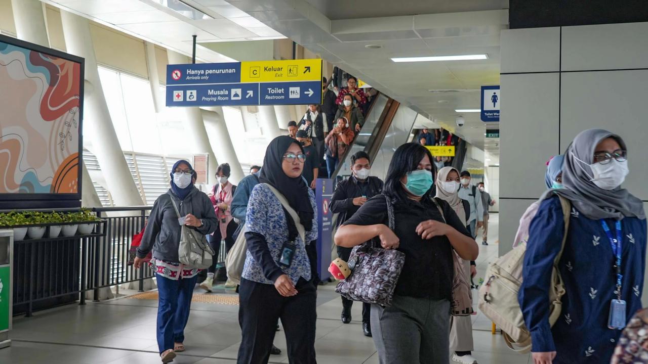 FOTO: LRT Jabodebek Tambah Frekuensi Perjalanan Pagi Mulai 15 Juni