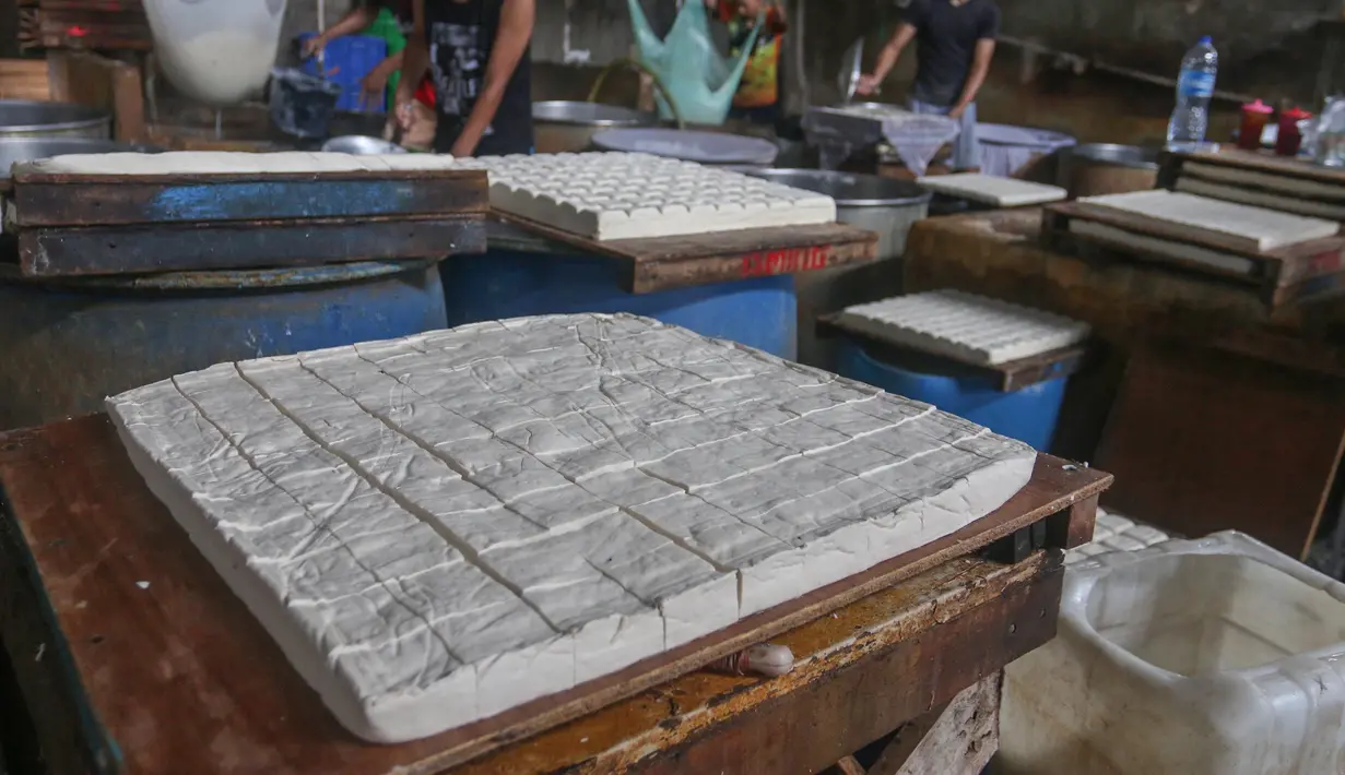 Sementara itu, di tingkat pedagang pasar tradisional harga kedelai mencapai Rp15.000 hingga Rp20.000 per kilogram, meningkat dari sebelumnya Rp 13.000 hingga Rp 18.000 per kilogram. Tampak dalam foto, perajin menyelesaikan pembuatan tahu di Duren Tiga Jakarta Selatan, Selasa 14 April 2026, di tengah kenaikan harga kedelai yang berdampak pada biaya produksi. (merdeka.com/Arie Basuki)