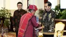 Presiden Joko Widodo menyerahkan surat keputusan pengakuan Hutan Adat kepada perwakilan pemangku hutan adat saat pencanangan pengakuan hutan adat di Istana Negara, Jakarta, Jumat (30/12). (Liputan6.com/Faizal Fanani)