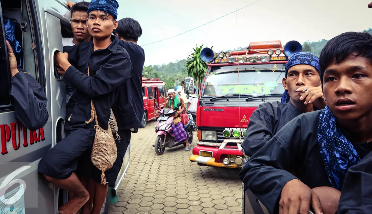 Masyarakat Suku Baduy Luar bersiap jalan menggunakan angkutan umum di Terminal Ciboleger, Kabupaten Lebak, Banten (13/05). Belasan angkutan umum mengangkut Suku Baduy Luar menuju Terminal Aweh. (Liputan6.com/Fery Pradolo)