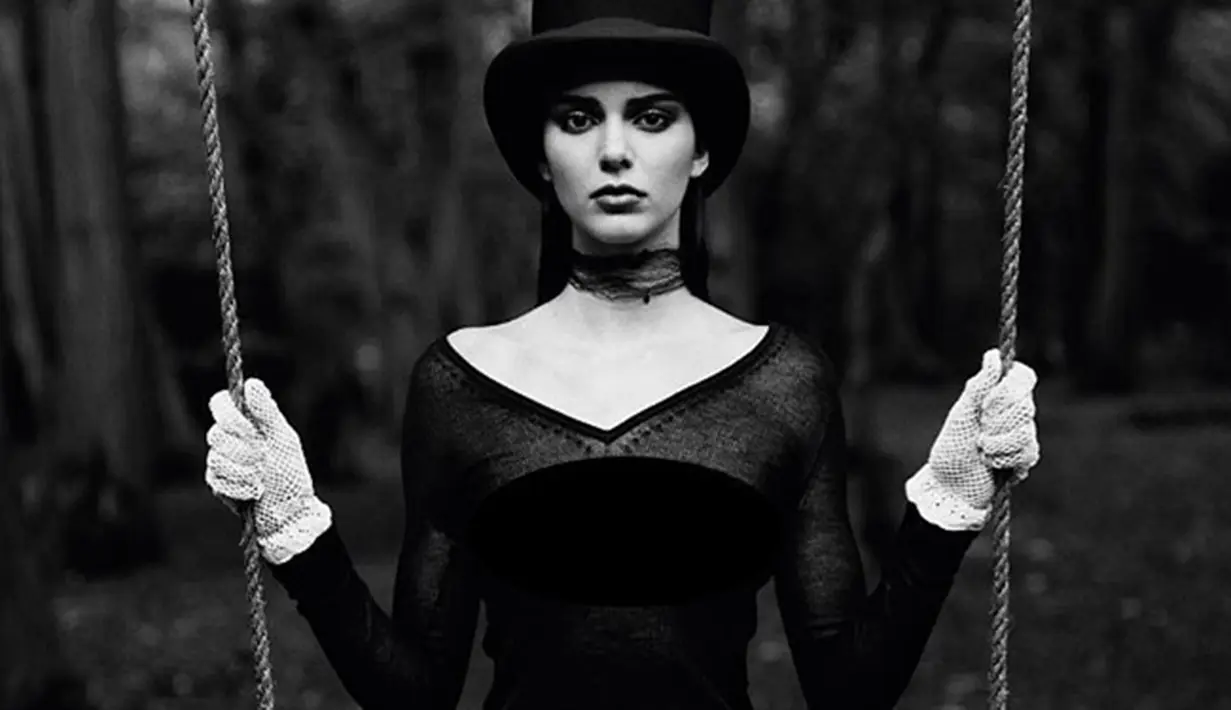 Dikutip dari laman Aceshowbiz, pemotretan ini mengambil latar belakang background yang gelap dan memakai konsep "Bright Young Goths". Kendall tampil dengan sheer dress atau gaun yang sangat tipis. (Aceshowbiz)