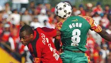 Pemain Sriwijaya FC, Ngon A Djam (kanan), pada leg pertama semifinal Copa Indonesia di Stadion Gelora Bumi Kartini, Jepara, Sabtu (20/6). (FOTO ANTARA/R. Rekotomo)