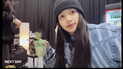 Saat berada di belakang panggung, minuman yang dipegang Lisa jadi sorotan. Ternyata dia sedang menikmati es cendol dari salah satu brand yang paling legendaris di Indonesia. Cendol tersebut diketahui dijual di Bandung dan memiliki cabang di Jakarta. (Foto:YouTube/ BLACKPINK)