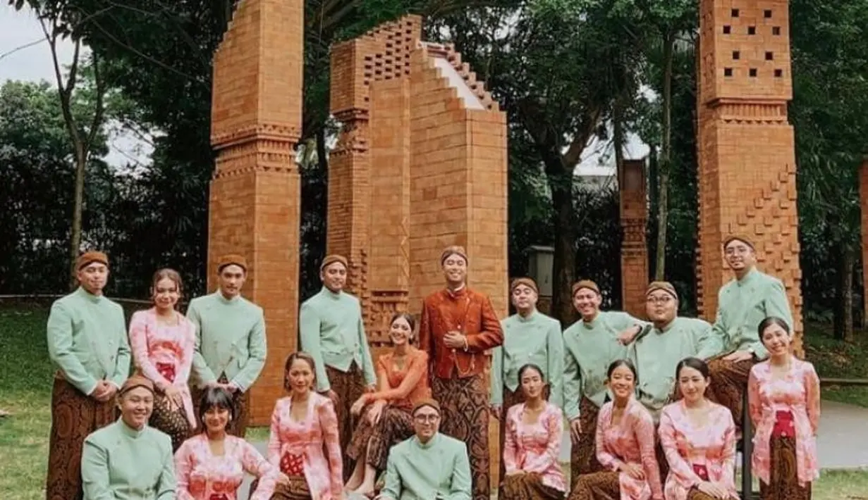 Gaya bridesmaid Vidi Aldiano dan Sheila Dara di momen lamaran juga tak kalah menarik. Mereka memadukan kebaya kutu baru motif floral dan angking merah dengan kain jarik batik warna cokelat. Anggun! (Instagram/groomsbridesindonesia).
