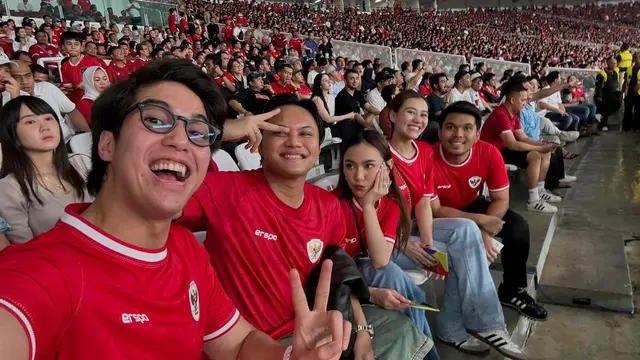 Potret El Rumi nobar timnas bareng pasangan Aaliyah-Thariq dan Mahalini-Rizky (Sumber: Instagram/@elelrumi)