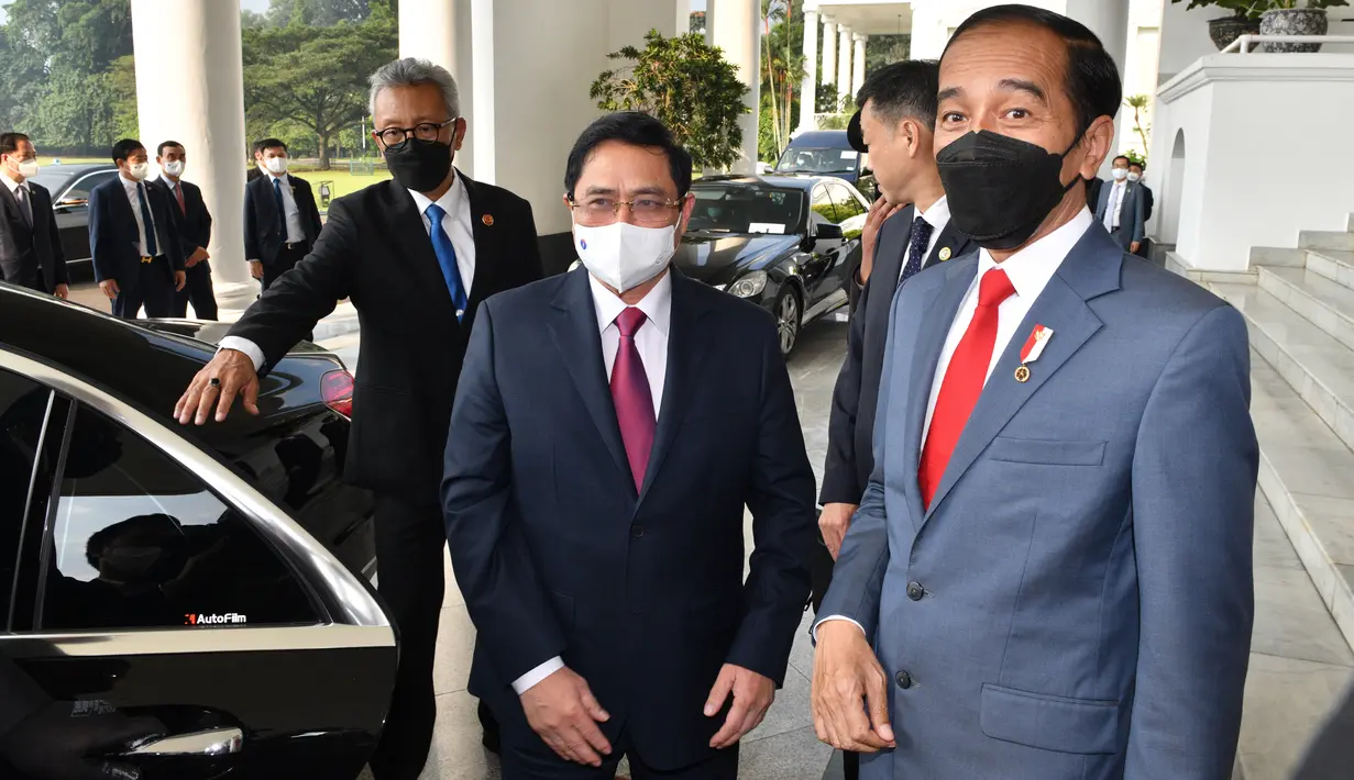 Presiden Joko Widodo (kanan) menyambut Perdana Menteri (PM) Vietnam Pham Minh Chinh (di Istana Kepresidenan Bogor, Jawa Barat, Jumat (23/4/2021). Presiden Joko Widodo menggelar pertemuan bilateral dengan PM Pham Minh Chinh untuk membahas kerja sama antara kedua negara. (FOTO: Biro Pers Kepresidenan)