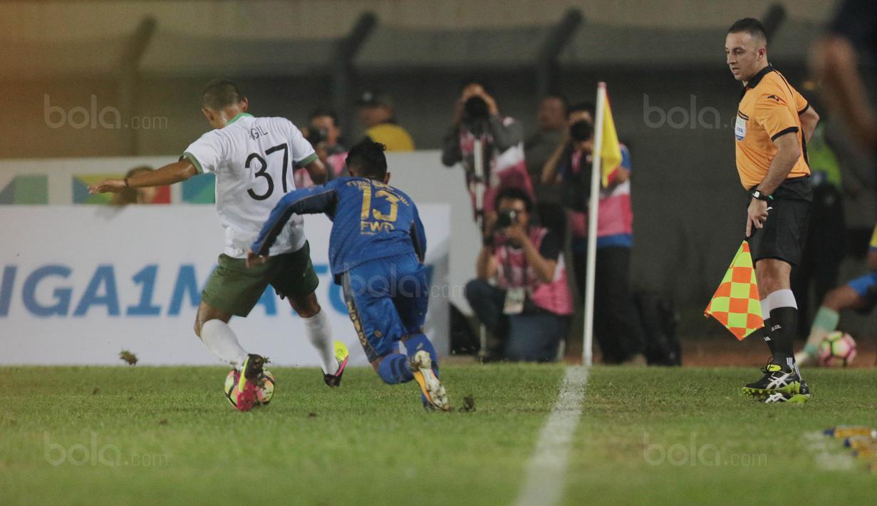 Asisten wasit 1, Kenneth Brown Wilson serius melihat aksi pemainPersib dan PS TNI pada lanjutan Liga 1 2017 di Stadion Si Jalak Harupat, Sabtu (05/8/2017). (Bola.com/Nicklas Hanoatubun)