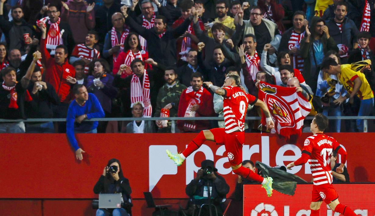 Pemain Girona, Taty Castellanos, melakukan selebrasi setelah mencetak gol ke gawang Real Madrid pada laga Liga Spanyol di Stadion Montilivi, Rabu (26/04/2023). Girona secara mengejutkan berhasil mempermalukan Real Madrid di laga pekan ke-31 La Liga 2022/2023. (AP Photo/Joan Monfort)