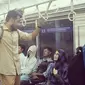 Pasangan yang pernah dinobatkan sebagai 'Raja dan Ratu' sinetron itu saat naik kereta bersama. Keduanya tampak terlihat santai naik transfortasi publik. Primus juga tampak santai berdiri sambil mengendong tas. [Instagram/primusjihanfahira_fans]