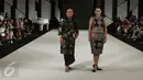 Sjamsidar Isa bersama Aida Nurmala berpose diatas panggung mengenakan busana rancangan Era Soekamto  dalam pagelaran The Iconic Women Senayan City Fashion Nation ke-11, Jakarta, Rabu (12/4). (Liputan6.com/Herman Zakharia)