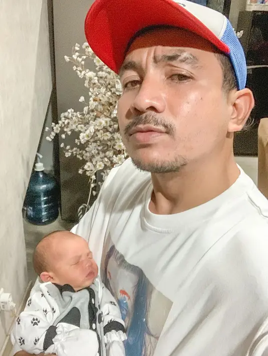 "Hi Summer.. tidur yang pules ya Nak,Jangan takut ada Padre yg jagain kamu," tutur Ricky Komo. (Foto: instagram.com/komorick)