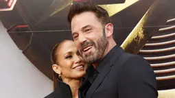 Jennifer Lopez dan Ben Affleck terlihat mesra saat memasuki karpet merah pada acara yang diadakan di Ovation Hollywood. Selain itu, penampilan mereka yang sengaja disinkronkan juga menarik perhatian. (Michael Tran/AFP)