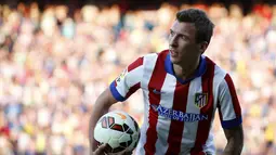 Mario Mandzukic, berpose saat dipresentasikan di Stadion Vicente Calderon, Madrid, (24/7/2014). (REUTERS/Juan Medina)