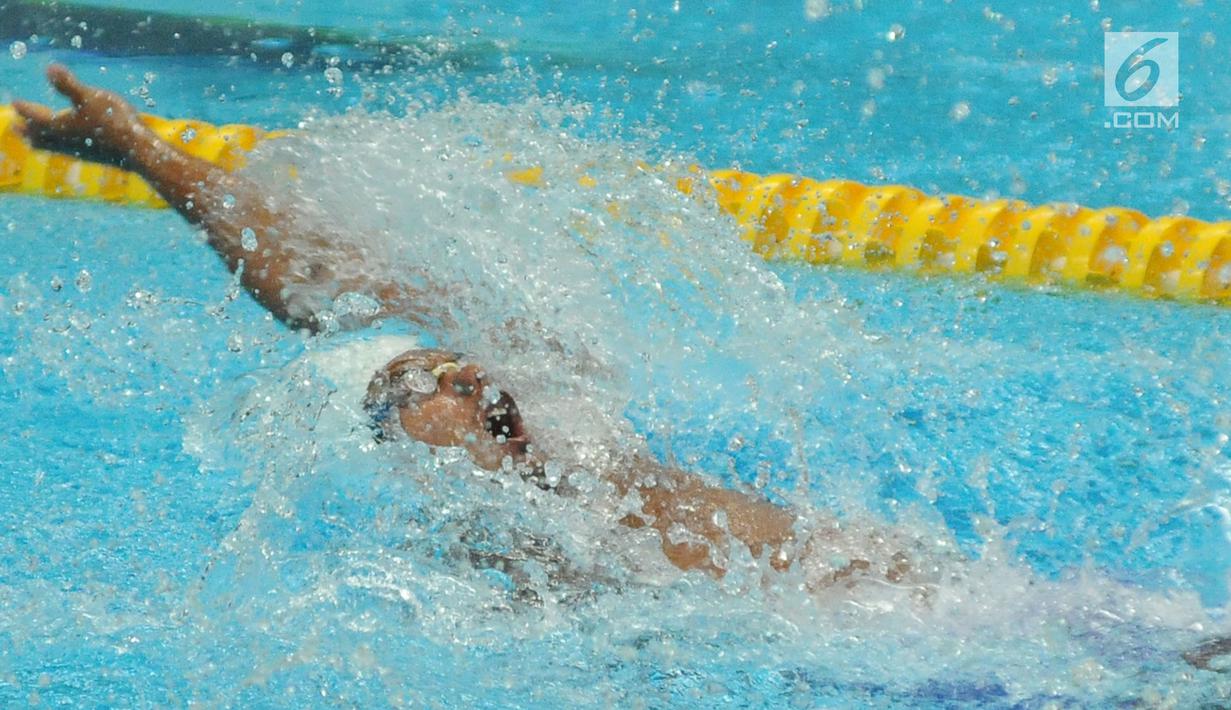 Perenang klub MNA, I Gede Siman Sudartawa saat melaju di final gaya punggung 100 m putra Kejuaraan Akuatik Indonesia Open 2017 di Stadion Aquatik GBK, Jakarta, Minggu (10/12). Siman berhasil meraih emas. (Liputan6.com/Helmi Fithriansyah)