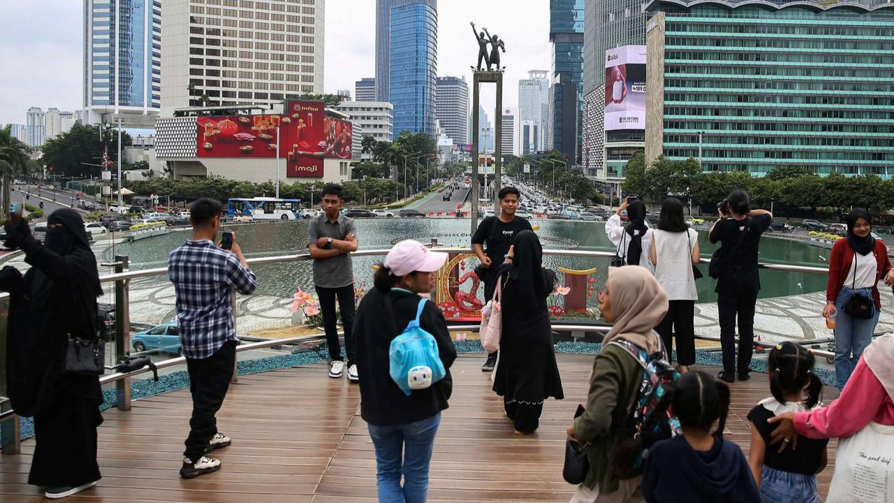 FOTO: Anjungan Halte TransJakarta Bundaran HI Jadi Primadona Wisata Murah di Tengah Libur Isra Mikraj