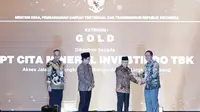 Wakil Presiden RI, KH Maruf Amin menyerahkan penghargaan Penganugerahan CSR dan Pengembangan Desa Berkelanjutan (PDB) Awards 2024 kepada Direktur PT Cita Mineral Investindo Tbk (CITA), Robby Irfan Rafianto di Jakarta, Selasa 7 Mei 2024 (Istimewa)
