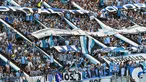 Fans Gremio memadati stadion saat sesi perkenalan pesepakbola Uruguay Luis Suarez sebagai pemain baru tim di stadion Gremio Arena, di Porto Alegre, Brasil, Rabu (4/1/2023). Luis Suarez resmi berlabuh di Brasil bersama Gremio. (AP Photo/Wesley Santos)