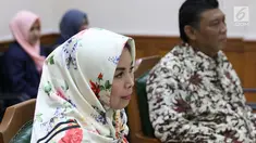 Istri gitaris Band Slank Abdee Negara, Anita Dewi Farida (kiri) menjalani sidang perceraian di PA Jakarta Selatan, Senin (9/7). Anita menghadirkan asisten rumah tangganya, Asih, sebagai seorang saksi. (Liputan6.com/Immanuel Antonius)