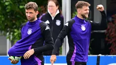Penyerang Jerman #13 Thomas Mueller dan penyerang Jerman #09 Niclas Fullkrug mengambil bagian dalam sesi latihan MD-1 menjelang laga perempat final Euro 2024 di base camp tim di Herzogenaurach, Kamis (4/7/2024). (Tobias SCHWARZ / AFP)