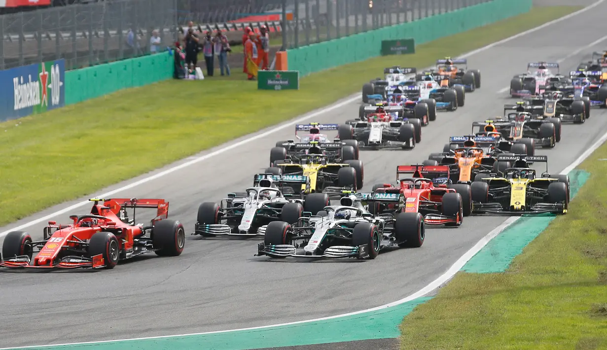Pembalap Ferrari Charles Leclerc (kiri) memimpin balapan F1 GP Italia 2019 di Sirkuit Monza, Minggu (8/9/2019). Leclerc menjuarai F1 GP Italia 2019 setelah pertarungan alot melawan duo pembalap Mercedes, Lewis Hamilton dan Valtteri Bottas. (AP Photo/Antonio Calanni)