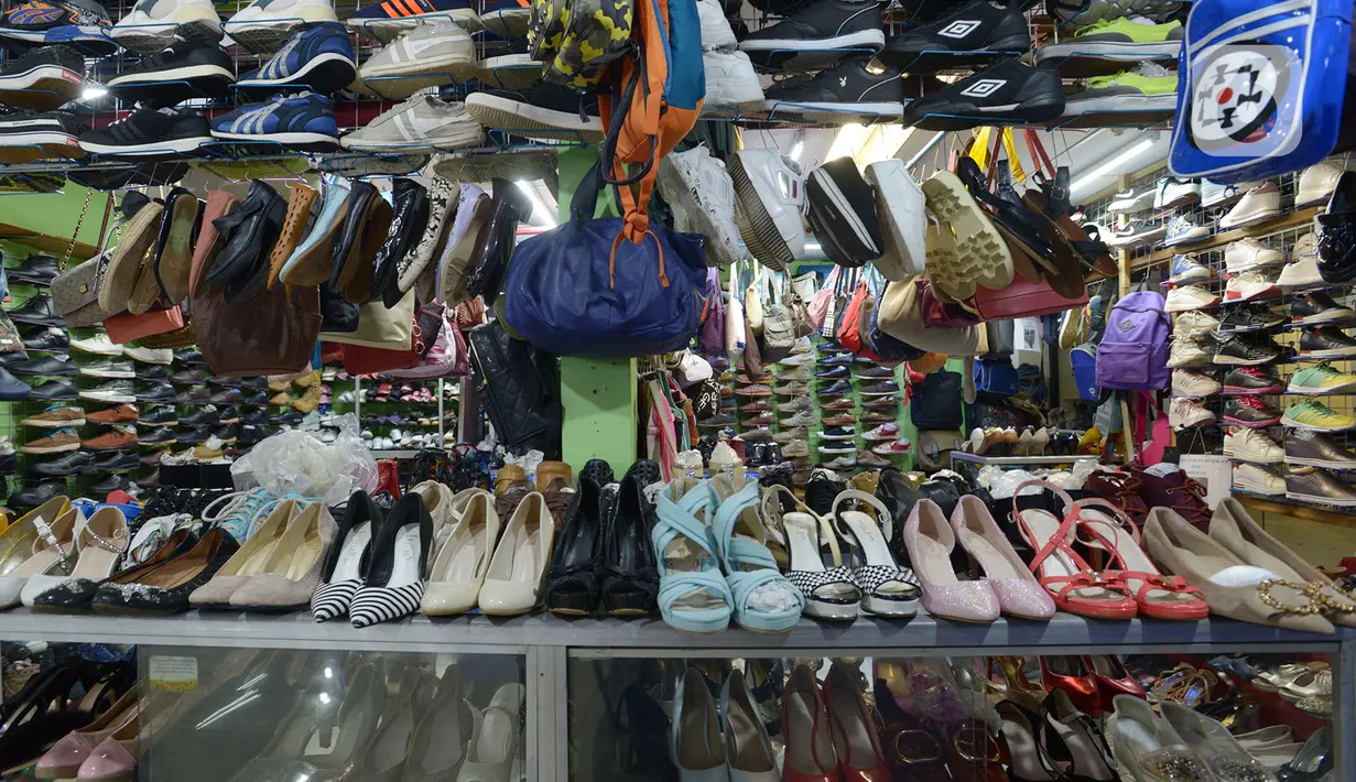 Salah satu kios pedagang barang bekas produk impor di Pasar Baru Metro Atom, Jakarta, Jumat (6/12/2019). Di tengah ramainya produk pakaian baru baik lokal maupun internasional, pakaian bekas impor yang dijual di kios-kios pasar masih banyak peminatnya di berbagai kalangan. (merdeka.com/Imam Buhori)