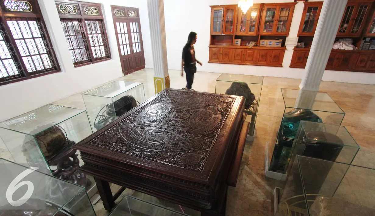 Koleksi batu mulia beserta al-quran raksasa terdapat di Masjid Agung Al Munada Darussalam Baiturrahman, Jakarta, Rabu (24/6/2015). Masjid berarsitektur unik ini dibangun oleh KH Abdurrahman Maksum tahun 1963. (Liputan6.com/Helmi Afandi)