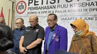 Ketua Umum PB Ikatan Dokter Indonesia (PB IDI) Moh. Adib Khumaidi menanggapi perkembangan RUU Kesehatan Omnibus Law di Kantor PB IDI Jakarta pada Senin, 19 Juni 2023. (Dok Liputan6.com/Fitri Haryanti Harsono)