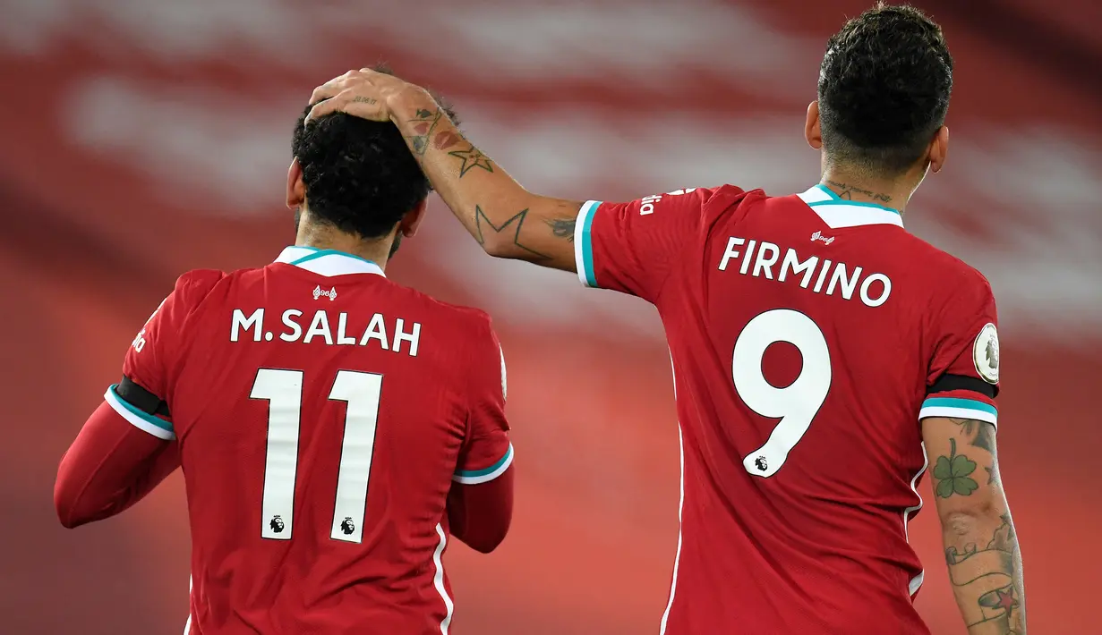 Roberto Firmino. Striker Brasil berusia 30 tahun yang sejak awal musim 2015/2016 memperkuat Liverpool usai didatangkan dari TSG Hoffenheim ini mengenakan nomor punggung 11 di awal kedatangannya. Hanya semusim, ia menyerahkan nomor punggungnya kepada Mohammed salah yang didatangkan pada awal musim 2016/2017 dan ia pun beralih ke nomor punggung 9 hingga kini. (AFP/Pool/Peter Powell)