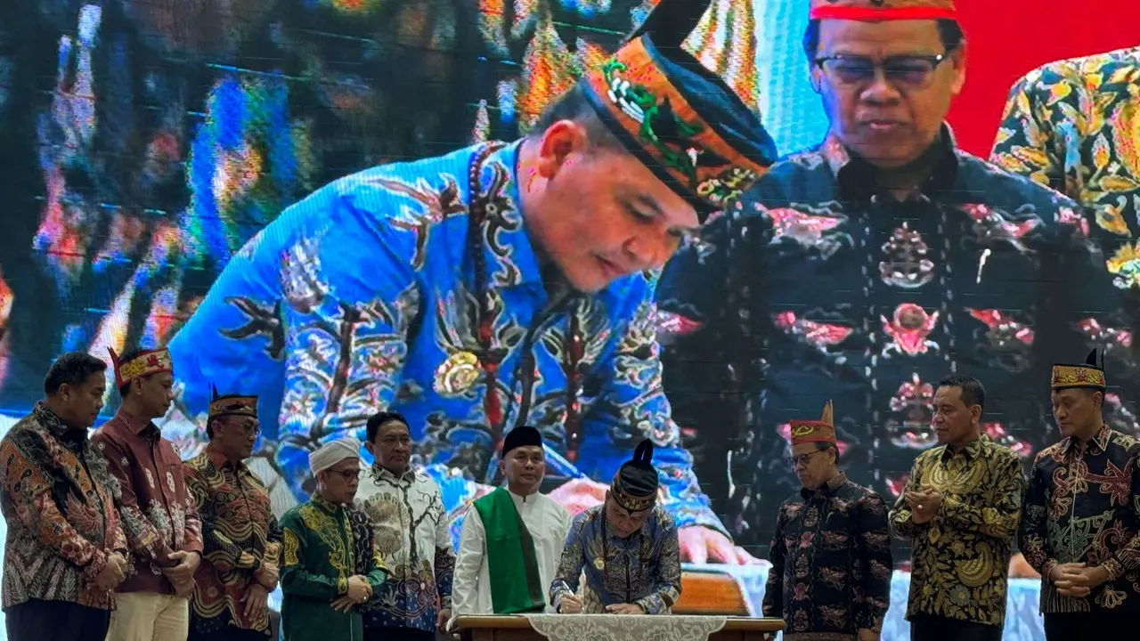 Gubernur Kalimantan Tengah (Kalteng) Agustiar Sabran dan Wakil Gubernur (Wagub) Kalteng Edy Pratowo, melakukan serah terima jabatan di Aula Jayang Tingang (AJT), Kantor Gubernur Kallteng, Palangkaraya, Rabu (5/3/2025) malam WIB (Istimewa)