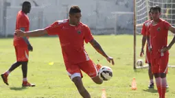 Bomber Persija asal Kolombia, Jose Adolfo, melatih tendangan saat latihan di Lapangan Villa 2000, Tangerang, Selasa (3/5/2016). (Bola.com/Vitalis Yogi Trisna)