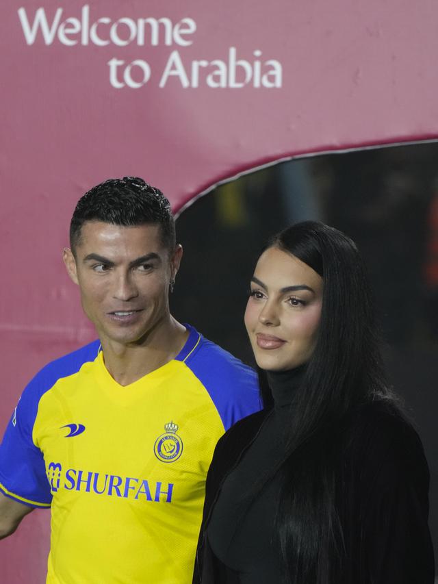 Gaya Georgina Rodriguez di Arab saat Penyambutan Ronaldo