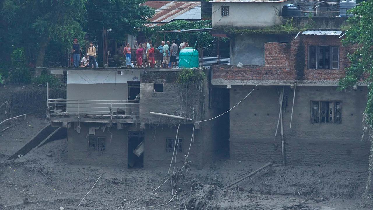 Helikopter Evakuasi Korban Banjir Bandang di Nepal