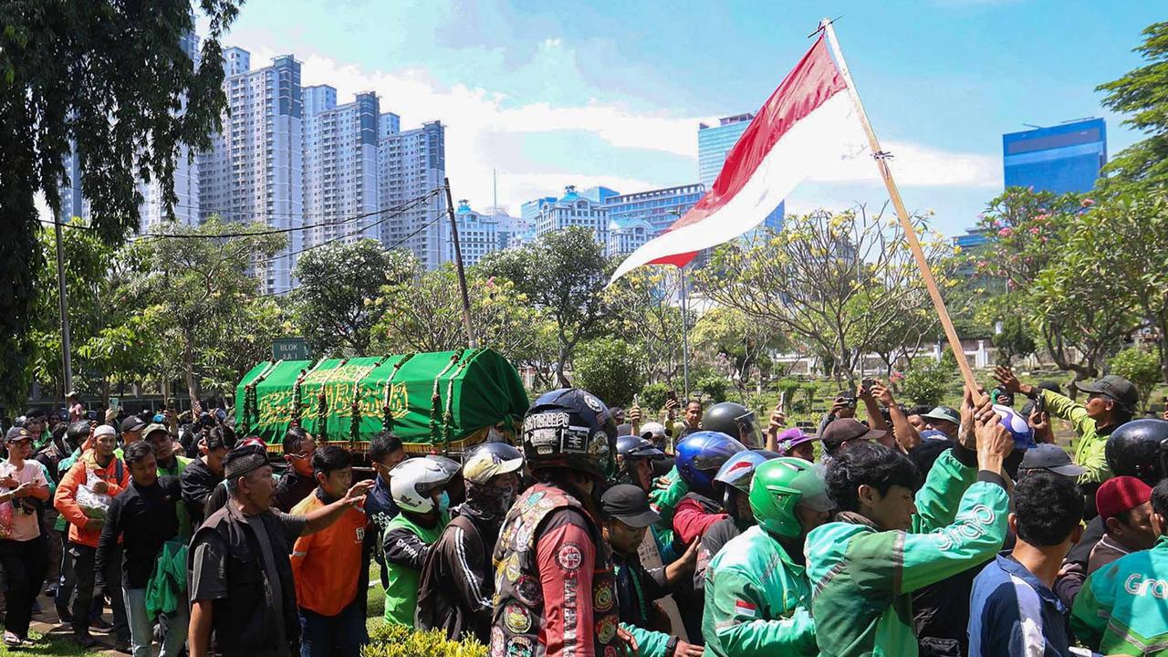 FOTO: Ribuan Ojol Antar Kepergian Affan ke Peristirahatan Terakhir