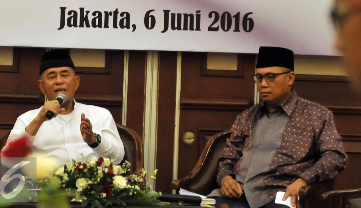 Menteri Pertahanan (Menhan) Ryamizard Ryacudu (kiri) menghadiri silaturahmi bersama warga Nahdlatul Ulama (NU) di Kementerian Pertahanan, Jakarta, Senin (6/6). Acara tersebut dalam rangka menyongsong 1 Abad Nahdlatul Ulama.(Liputan6.com/Johan Tallo)