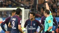 Wasit Ruddy Buquet memberikan kartu merah kepada pemain Paris Saint-Germain, Neymar ketika menghadapi Olympique Marseille pada Liga Prancis (Ligue 1) di Stadion Velodrome, Minggu (22/10). PSG ditahan Olympique Marseille 2-2 . (Valery HACHE/AFP)