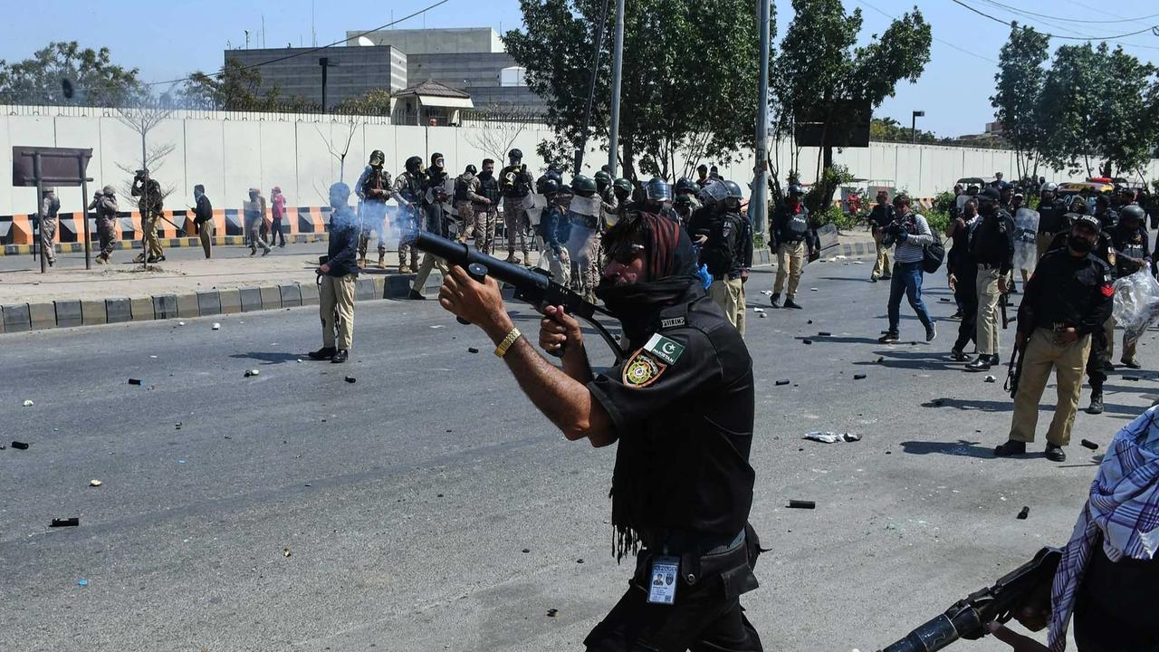 FOTO: Sembilan Tewas dalam Bentrokan Protes Pembunuhan Khamenei di Karachi