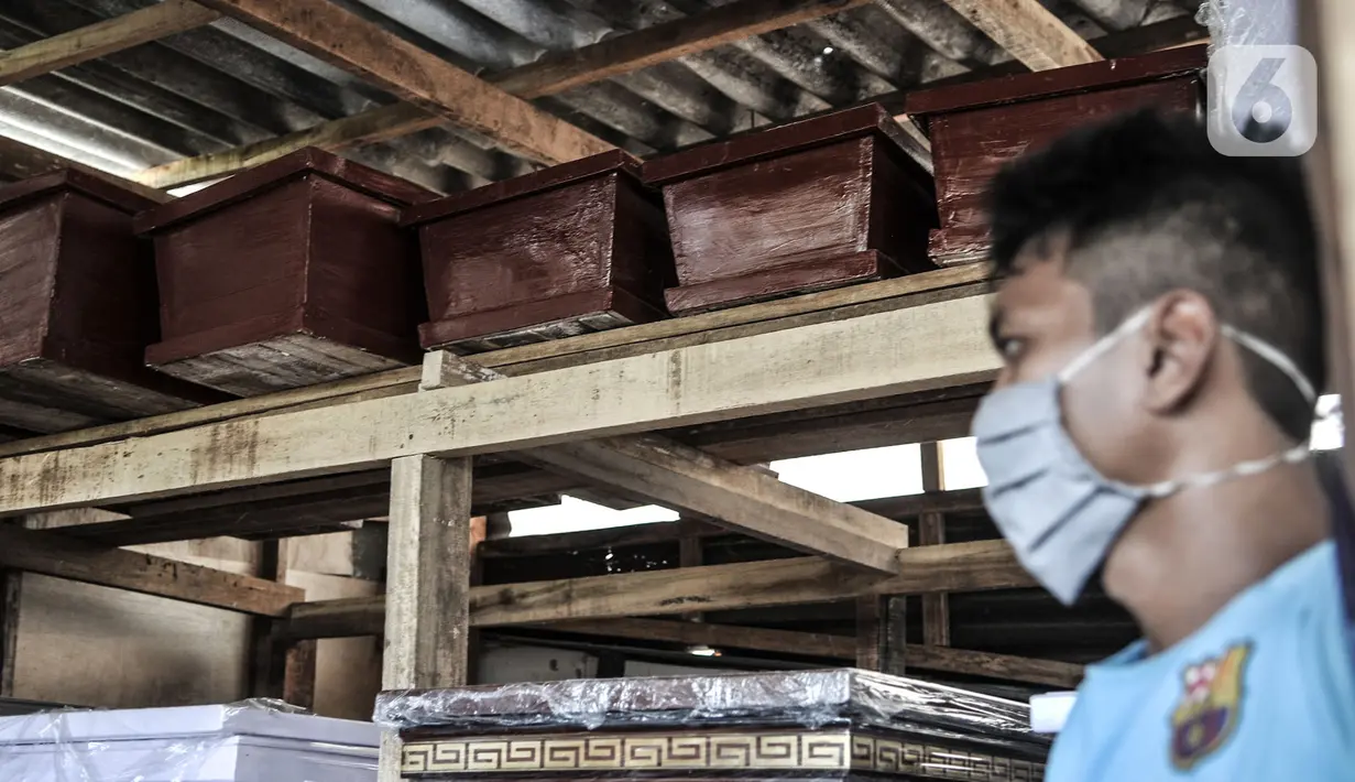 Pekerja menyelesaikan pembuatan peti jenazah khusus Covid-19 di Yayasan Sahabat Duka, TPU Pondok Kelapa, Jakarta, Senin (14/9/2020). Jumlah permintaan peti jenazah khusus Covid-19 di Yayasan Sahabat Duka dalam sebulan terakhir meningkat hingga tiga kali lipat. (merdeka.com/Iqbal S. Nugroho)