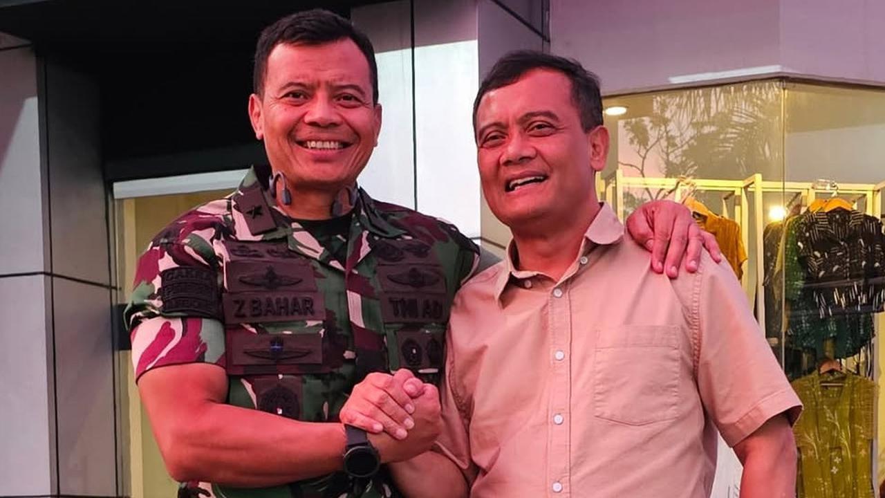 Lama Tak Jumpa, Potret Kangen-kangenan Brigjen TNI dengan Kakaknya Jenderal Polisi