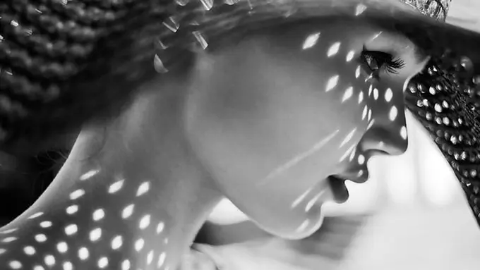 [Bintang] Unik! 10 Foto Kreatif Ini Pakai Bayangan Sebagai Motif di Kulit