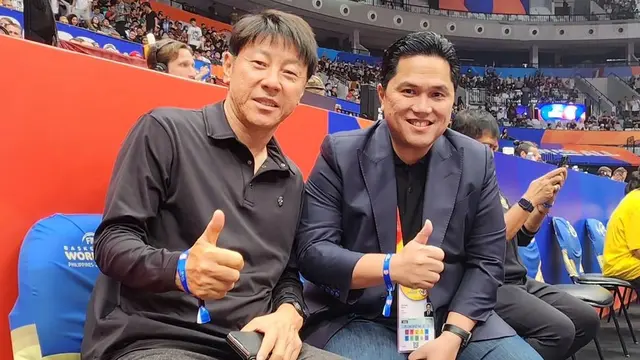 Pelatih Timnas Indonesia, Shin Tae-yong bersama Ketua PSSI, Erick Thohir.