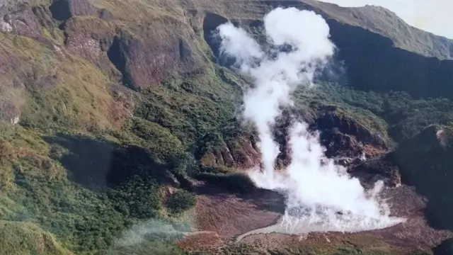 Pemandangan Gunung Awu di Pulau Sangihe Besar.